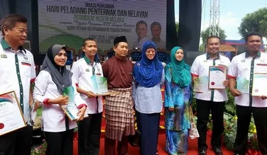 Penerima anugerah bergambar di Hari Peladang, Penternak dan Nelayan Peringkat Negeri Melaka.