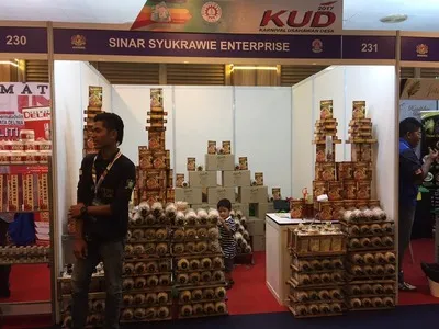 Reruai Sinar Syukrawie Enterprise dengan produk tersusun di sebuah pameran.