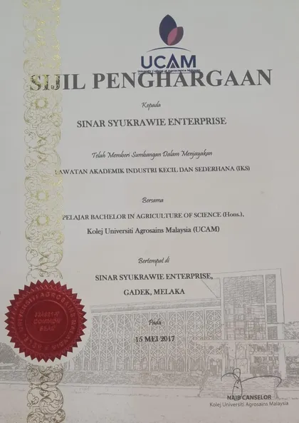 Sijil Penghargaan Kolej Universiti Agrosains Malaysia (UCAM) kepada Sinar Syukrawie Enterprise atas lawatan akademik.